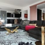 Habitación con sala, comedor y cocina.