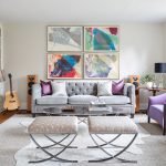 Pinturas brillantes en un interior blanco.