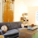 Shabby chic interior con sofá gris
