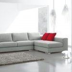 Estante rojo en un interior blanco.