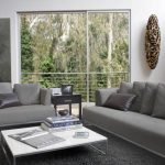 Sala de estar con muebles grises