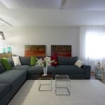 Linternas decorativas en el piso de la sala