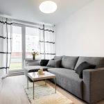 Sofá con tapicería gris en el interior.