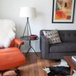 Sillón naranja en el interior.