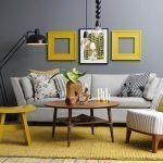 Interior gris con sofá gris.