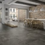 Comedor estilo loft con piso gris.