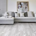 Mesa blanca junto al sofá