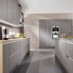 Muebles grises en el interior.