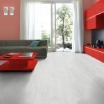 Muebles rojos en la sala de estar