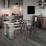 Mesa con patas de piedra en la cocina.