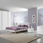 Dormitorio con muebles blancos.