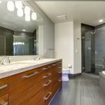 Baño y ducha en una habitación.