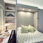 Cama con bisagras en una habitación pequeña