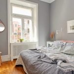 Paredes grises en una habitación pequeña