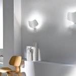 Habitación con interior blanco.