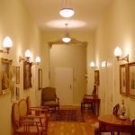 Lámparas y pinturas en las paredes del corredor.