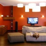 La combinación de paredes azules y naranjas en la habitación.
