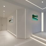Luces LED en paredes, escalones y techos.