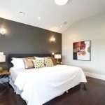 Pared gris en dormitorio blanco
