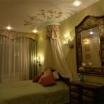 Espejo sobre la cómoda en el dormitorio.