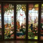 Motivos florales en la ventana