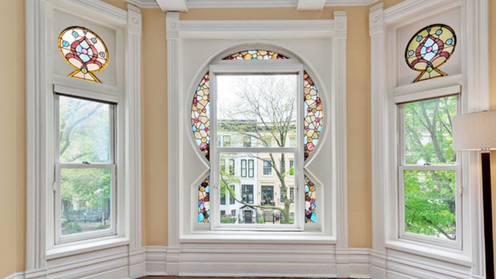 กระจกสีในการตกแต่งภายใน