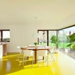 Piso amarillo en la cocina