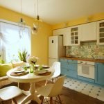 Muebles blancos y azules en el interior.