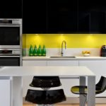 Gabinetes negros en la pared