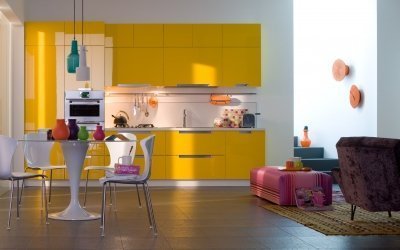 Cocina amarilla en el interior