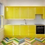 Parquet de colores en la cocina