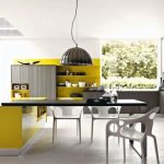 Interior con cocina y comedor.
