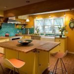 Delantal turquesa en un interior amarillo