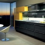 La combinación de muebles negros y amarillos y un delantal blanco.