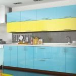 Muebles de cocina con fachada amarilla y azul.
