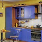 Estantes debajo del alféizar de la ventana en la cocina