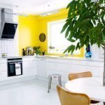 Cocina con muebles blancos