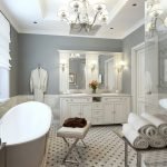 La combinación de paredes grises y muebles ligeros.