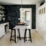 Diseño de cocina en blanco y negro.