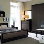 Estantería sobre la cama