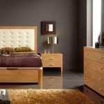 Muebles de madera en el dormitorio