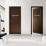 Puertas oscuras en un interior brillante.