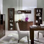 Muebles oscuros en un interior brillante.