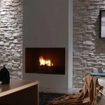 Un libro sobre una silla junto a la chimenea.