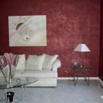 Lámpara sobre la mesa junto al sofá