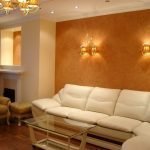 Araña y accesorios del mismo diseño en el interior.