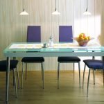 Luces sobre la mesa del comedor