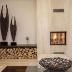 Pila de leña junto a la chimenea