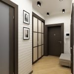 La combinación de azulejos blancos con madera oscura.