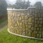Cerca de piedra en el sitio
